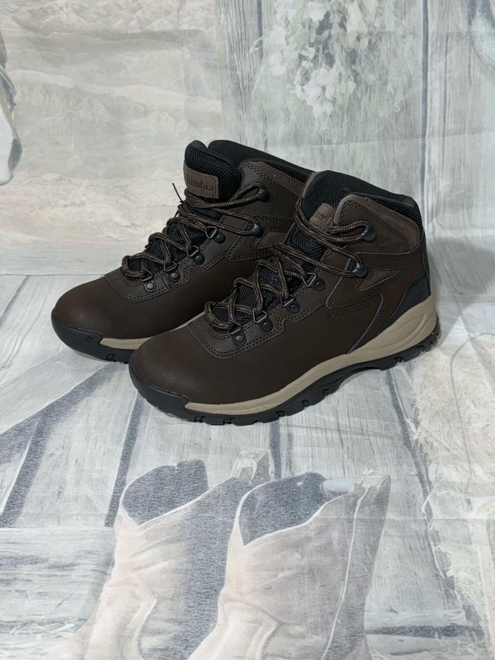 Columbia Women's Newton Ridge Plus Hiking Shoe, Brown Size US 8.5